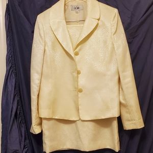 2 piece LeSuit cream skirt set. Skirt is 25 inches.